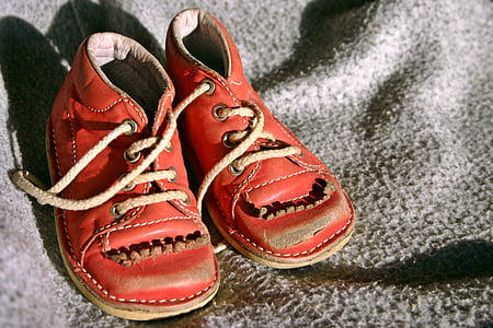 รองเท้าเด็ก, รองเท้าของเด็ก, สีแดง, เก่า, หน่วยความจำ, หนัง, รองเท้า