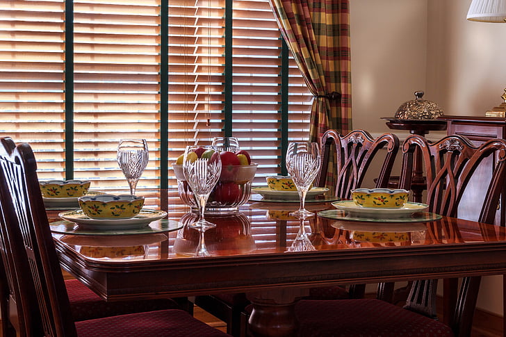 middagsbordet, tabell, stolar, soppskålar, Kina, tallrikar, glas