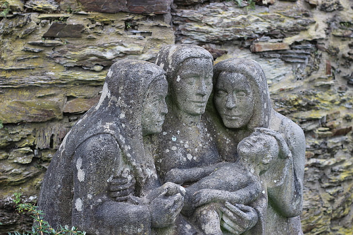 mère, enfant, amour maternel, Nornes, tantes, sculpture sur pierre, Fontaine