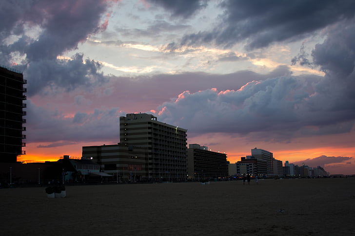 Plaża, Hotel, chmury, niebo, zachód słońca