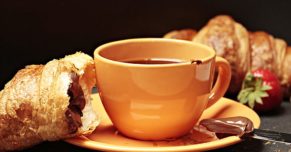 kohvi, croissant, kohvi tass, maasikad, Nutella, nuga, Hommikusöök