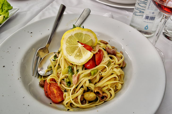 mad, Linguini, pasta, tun, oliven, parabol, gourmet