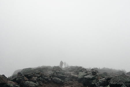 escursionismo, escursionisti, trekking, sentiero, zaino in spalla, grigio, nebbia