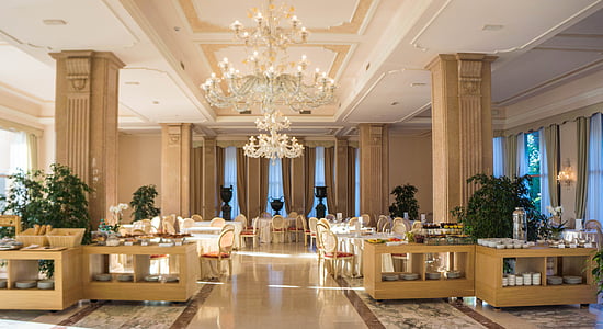 villa cortine palace, breakfast room, restaurant, chandelier, luxury, sirmione, lake garda