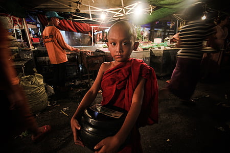 Mjanma, Yangon, Ķīna iela, jauns mūks, iesācējs, Myanmar burma, iešana uz ielas