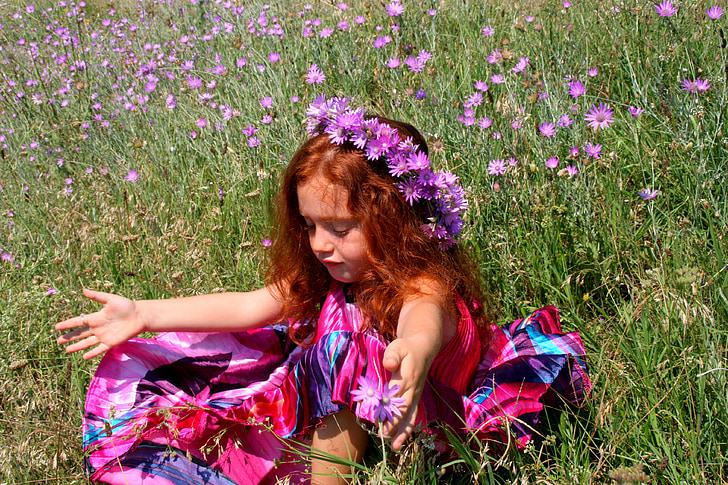 jeune fille, guirlande, cheveux roux, robe, MOV, fleurs