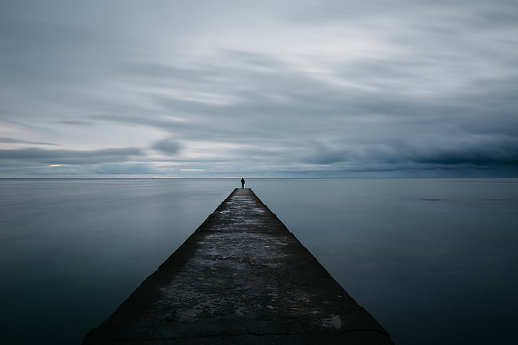 persona, in piedi, Dock, parte anteriore, oceano, nuvoloso, cielo