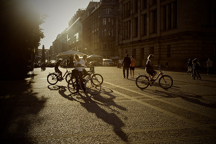 siluets, foto, grupa, cilvēki, velosipēdi, netālu no, betons