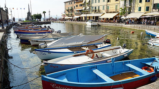 Lazise, Garda, Italia, fasader, båter, fiskebåter, nautiske fartøy