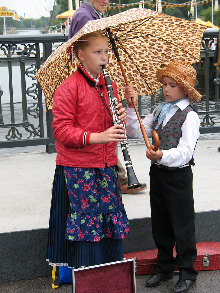 pouliční muzikanti, město, Litva, děti, Hudba