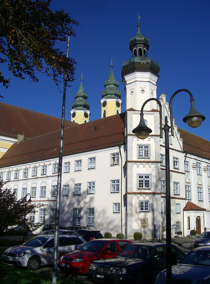 Monestir, vermell sobre vermell, Klosterhof, edifici convent, Església del monestir, Església Torres, cel blau brillant