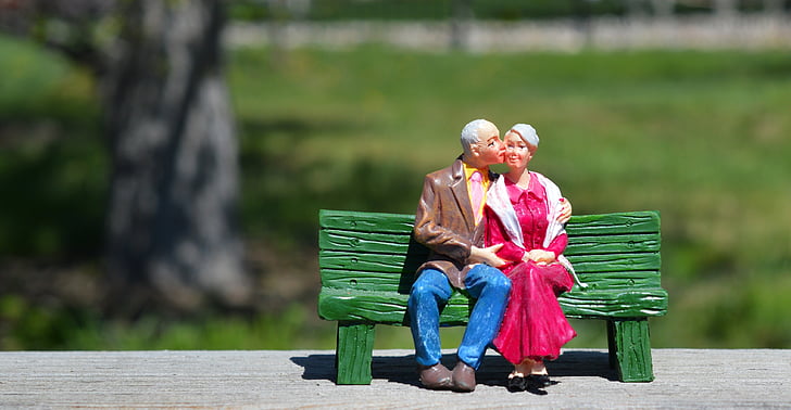 gamla par, sitter, mor-och farföräldrar, bänk, kyssas, kramas, Kärlek