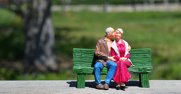오래 된 커플, 앉아, 조부모, 벤치, 키스, 포옹, 사랑
