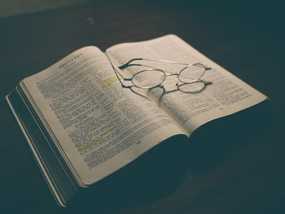 Biblija, knyga, akiniai, puslapiai, skaitymas, finansų, popieriniai pinigai