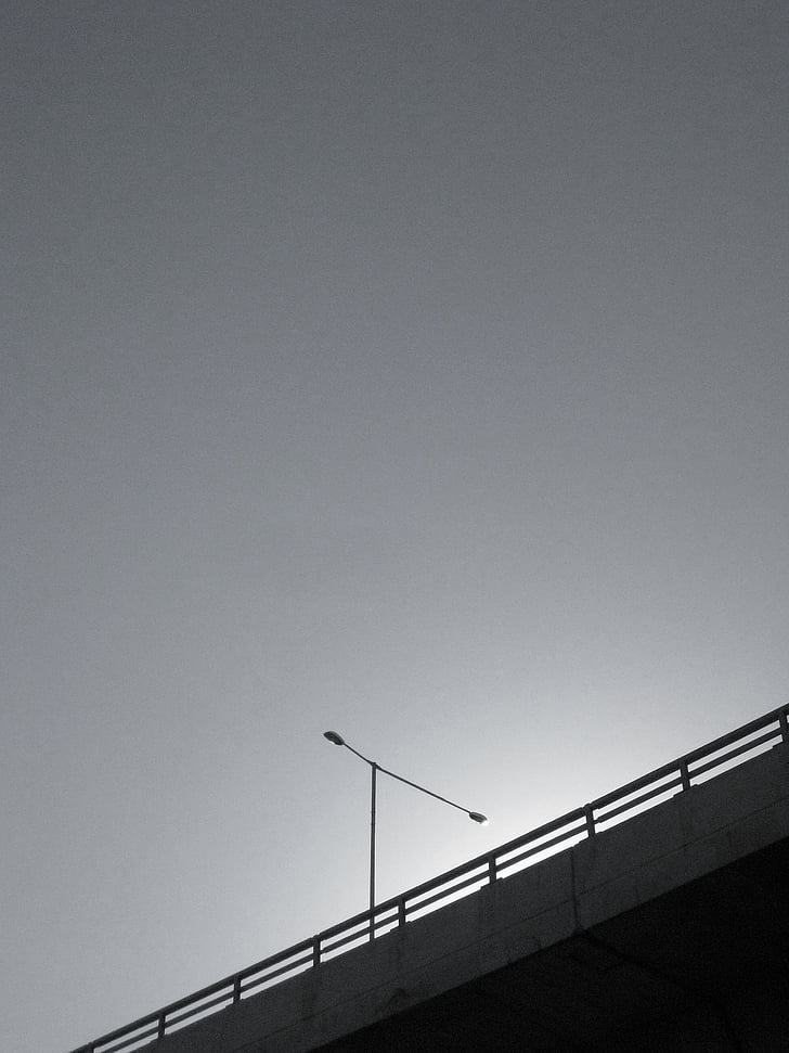 juoda ir balta, tiltas, perspektyvos, gatvės žibintas, dangus