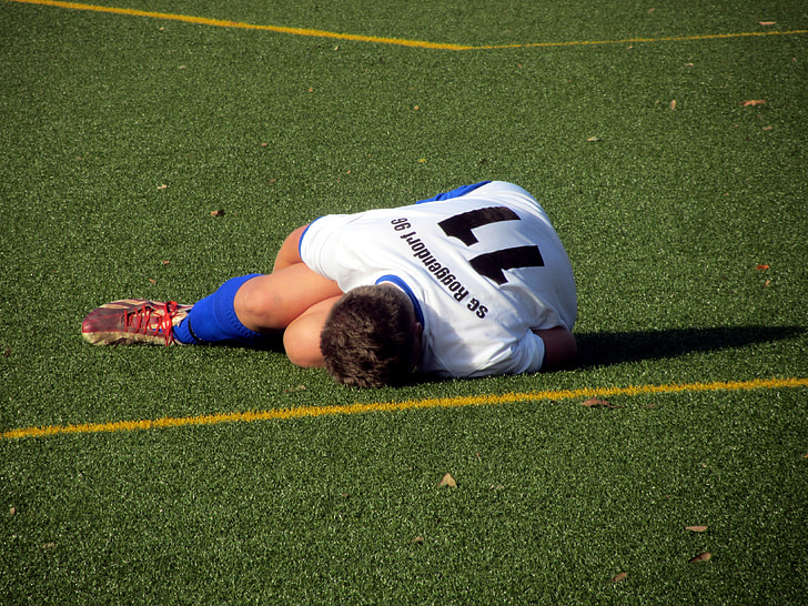 Ποδόσφαιρο, τραυματισμό, βιασύνη, Παίξτε, χλόη, Λιβάδι, παίκτης ποδοσφαίρου