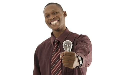 homme, africain, riant, idée, Brent léger, ampoule électrique, pensée