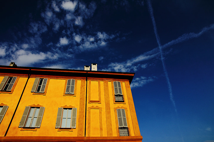 céu azul, edifício, nuvens, céu, Windows, amarelo