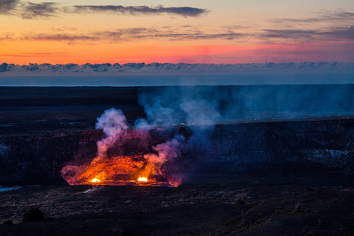 vulkaan, halema'uma'u lava lake, zonsondergang, Nationaalpark van de vulkanen, Hawaii, Verenigde Staten, landschap