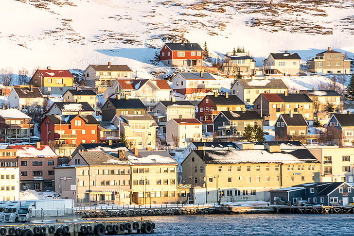 Norveška, gorskih, mestu Honningsvag, obala, arhitektura, sneg, nebo