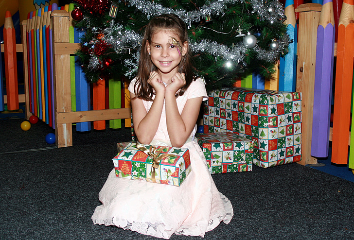 lány, ajándék, karácsonyfa, ünnepek