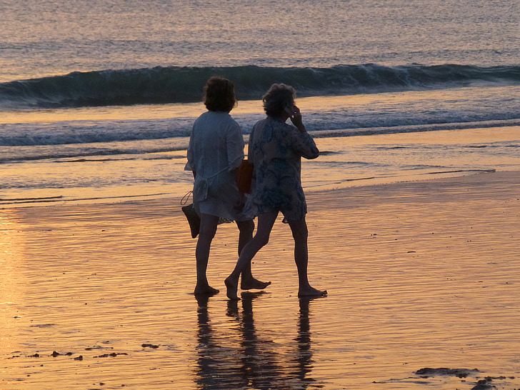 coucher de soleil, plage, eau, femmes, marche, réflexion de la lumière, vie heureuse