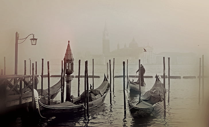 en blanco y negro, barcos, ciudad, niebla, góndolas, Italia, Venecia