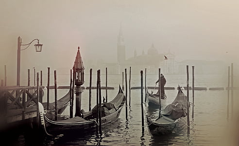 en blanco y negro, barcos, ciudad, niebla, góndolas, Italia, Venecia