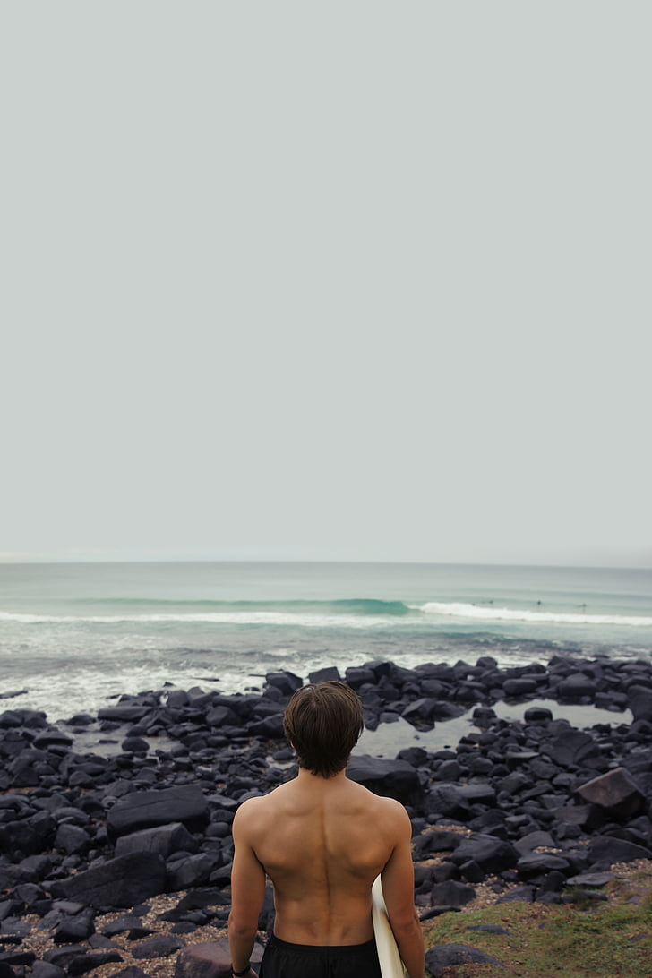 mannen, Holding, surfbräda, stirrar, kroppen, vatten, dagtid