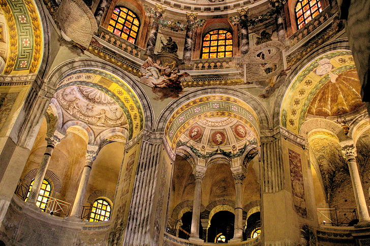 Église, la basilique sanvitale, Ravenne, au début l’art chrétien, ambulatoire, les exèdres, le presbytère