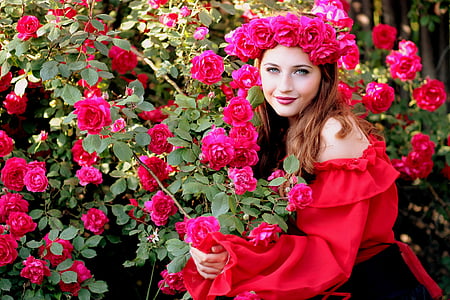 สาว, ดอกกุหลาบ, สีแดง, พวงหรีด, ดอกไม้, ความสวยงาม, ผู้หญิง