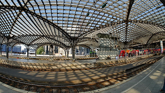 Kolonia, Główny dworzec kolejowy w Kolonii, konstrukcja stalowa, platformy, szkło