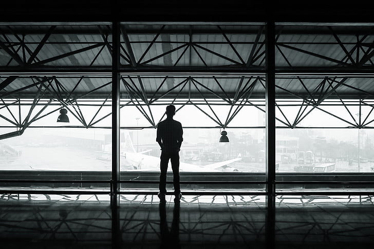 lufthavn, passager, venter, mand, stående, udsigtsplatform, vindue