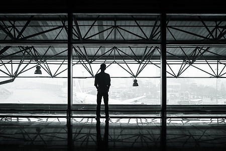 Aeroporto, passageiros, à espera, homem, em pé, plataforma de visualização, janela