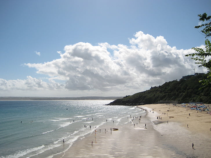 Playa de la bahía de Carbis, St ives, Cornwall, arena, baño de sol, personas, acantilados de cielo