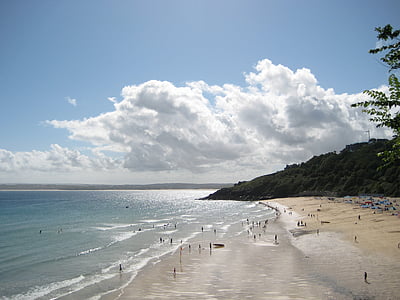 Carbis bay beach, St ives, Cornwall, smilts, saule izskalot, cilvēki, debesis klintis