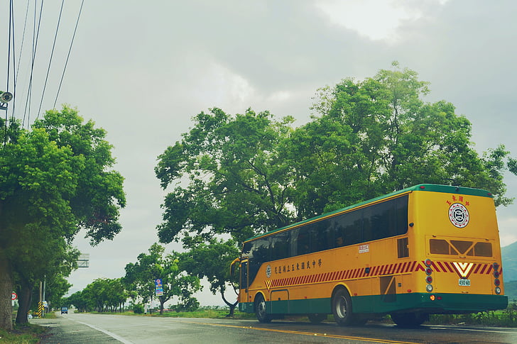 autobus scolaire, autoroute, journée nuageuse