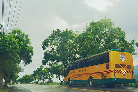 mokyklinis autobusas, užmiestyje, debesuotą dieną