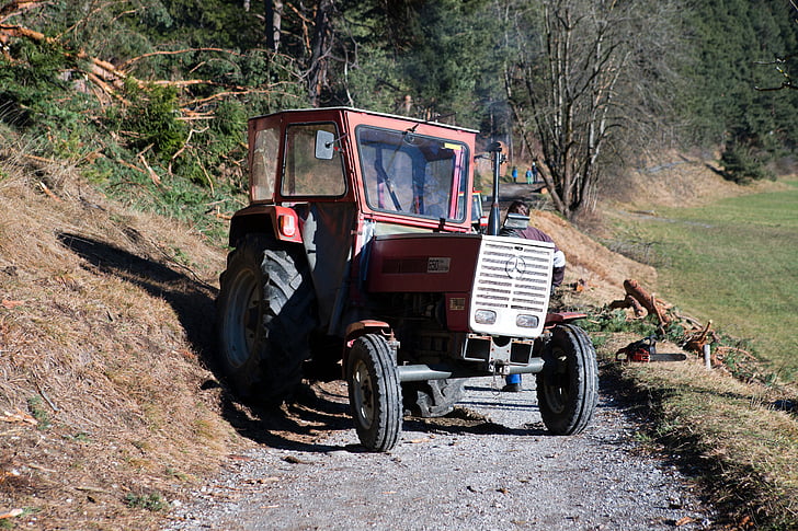 traktor Steyr, stari, kmetijstvo, rdeča, pisanje dnevnika, pot v dolino, Avstrija