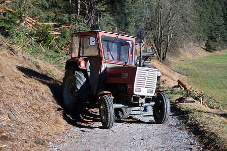 traktor Steyr, staré, poľnohospodárstvo, červená, zapisovanie do denníka, údolie cesta, Rakúsko