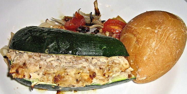 zucchini nhồi cá ngừ, bánh mì trắng, cà chua, củ hành tây, thực phẩm, ăn ngon, Bữa ăn, tươi mát
