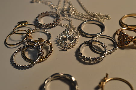 ringar, halsband, hjärtat, smycken, inga människor, närbild, guld