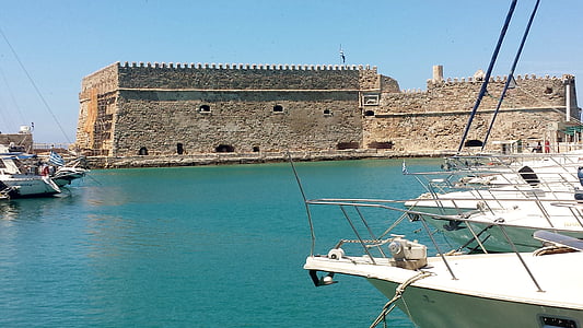 Heraklion, Port, Castle, Kréta szigetén, velencei kikötő, tenger, tengeri hajó