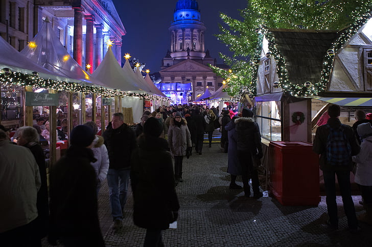 Berlin, karácsonyi vásár, látogatók, standokon fények, éjszakai, hideg időjárás, Gendarmenmarkt