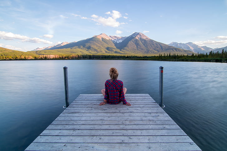 donna, seduta, Dock, montagna, vista, albero, acqua