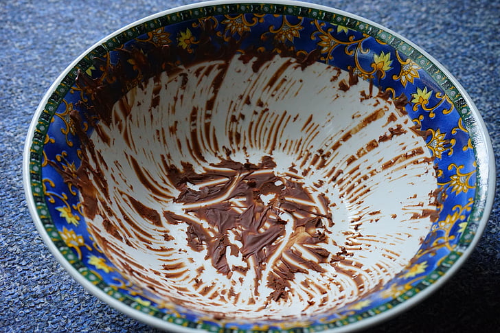 bowl, mixing bowl, dirty, glued, chocolate, empty scratched, chocolate reste
