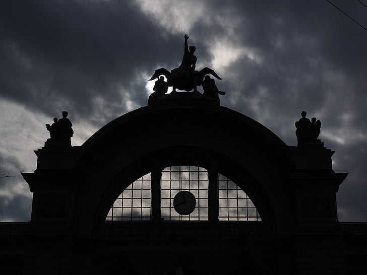 Lucerne stasjon, stasjonen portal, mørk, dystre, statuer, figurengruppe, tall