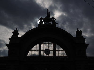 Lucerna željeznički kolodvor, kolodvor portal, tamno, tmurno, kipovi, figurengruppe, figure
