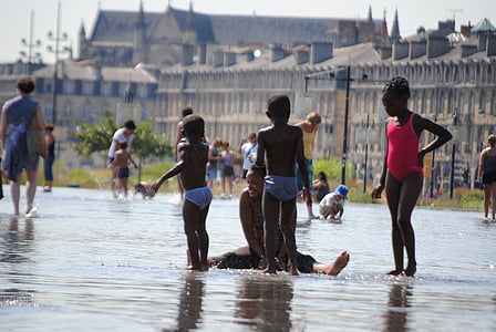 rodina vo vode, rodina hrá, Bordeaux, rodina, letné, ľudia, zábava