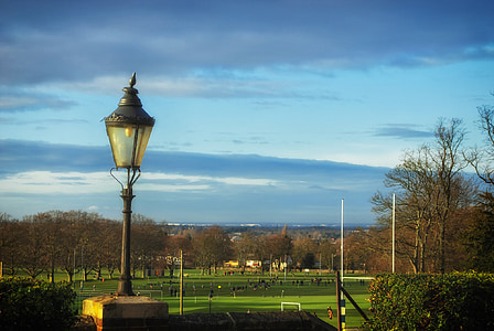 Epsom Collegeu, Engleska, Velika Britanija, stabla, nebo, oblaci, sportski